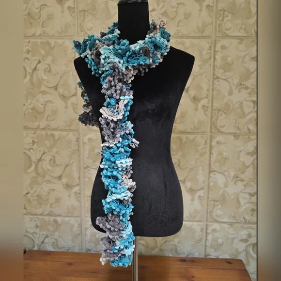 Elegant handmade scarf - Picture 3 of 10